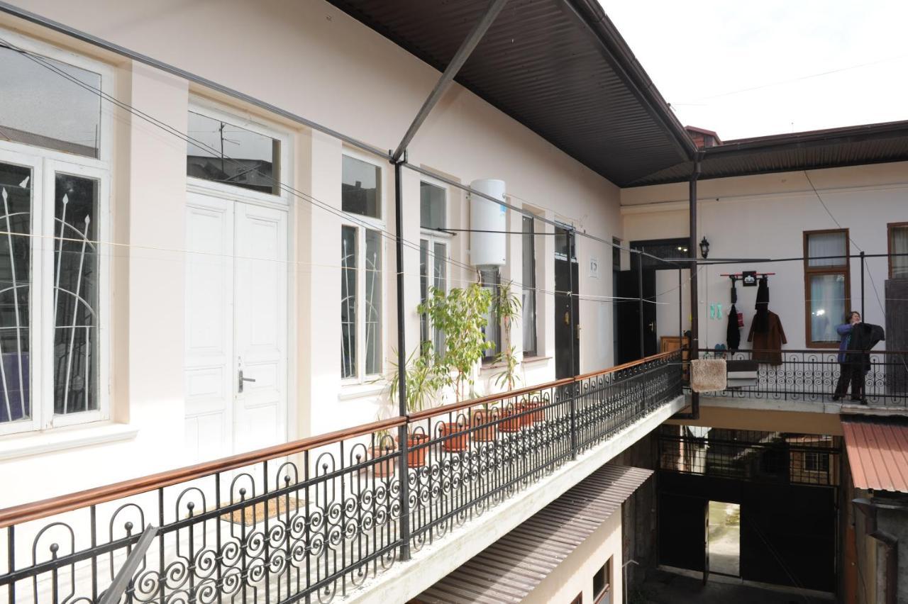 Apartment On Prospekt Mira 71 Suchumi Zewnętrze zdjęcie